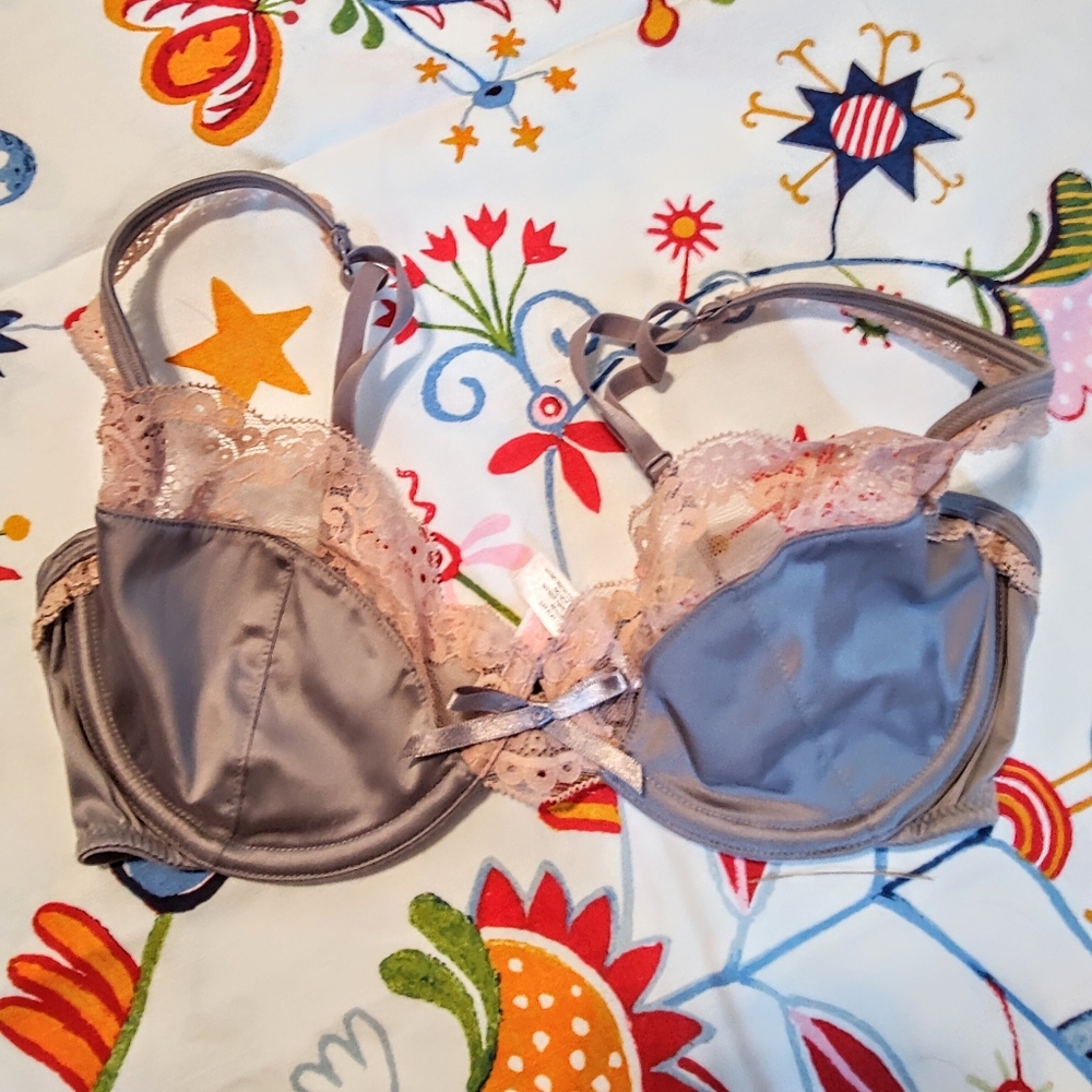 Victoria's Secret bra, 32d, demi